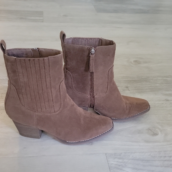 Universal Thread Shoes - Women's Tan Suede Ankle Boots